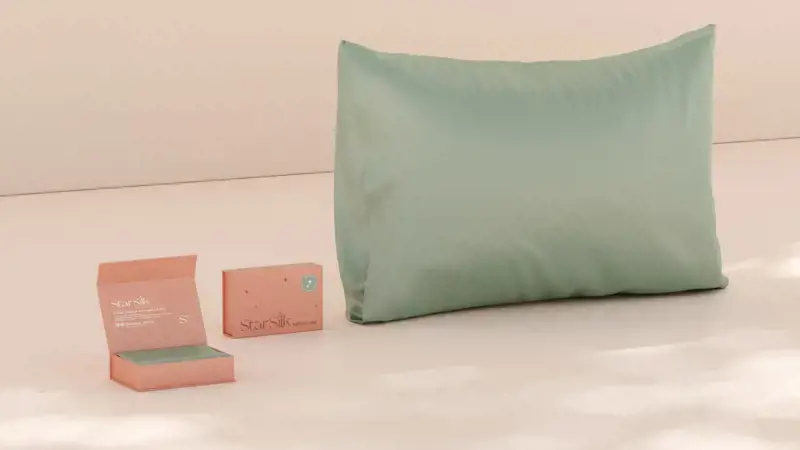 Silk Pillowcase / Green Aurora