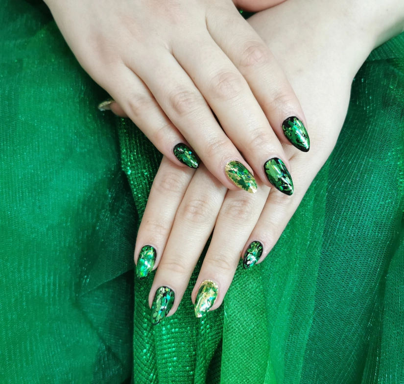 This holiday season, we’re wearing manicure in this colour (and it’s not red!)