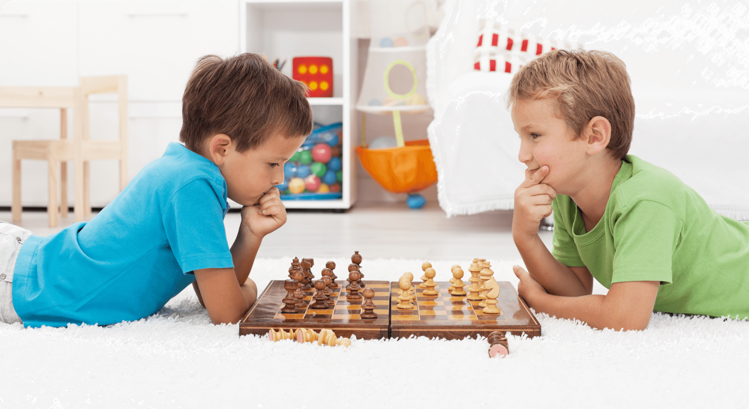 Dječaci igraju šah