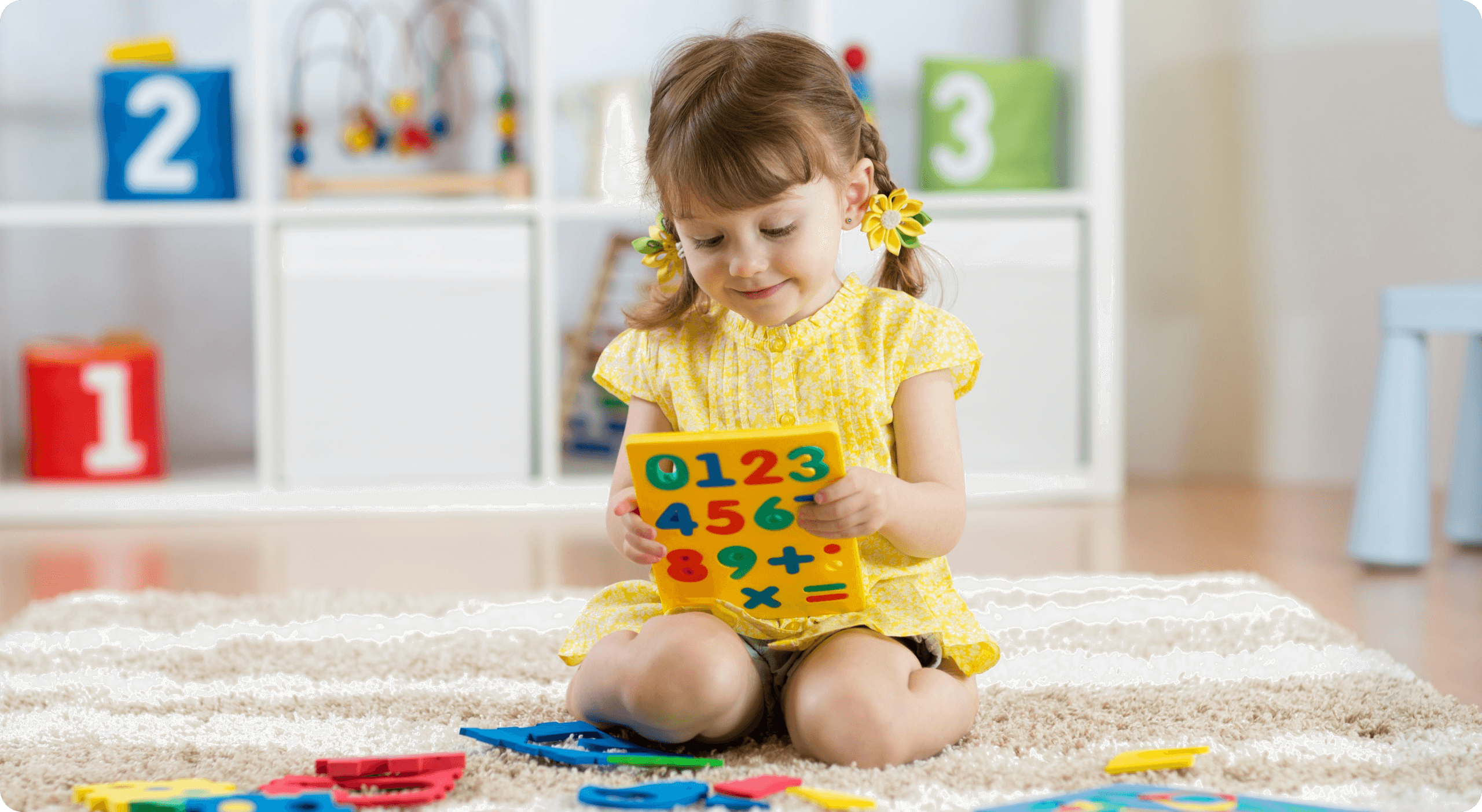 Djevojčica se igra didaktičkom igračkom pomoću koje uči matematiku