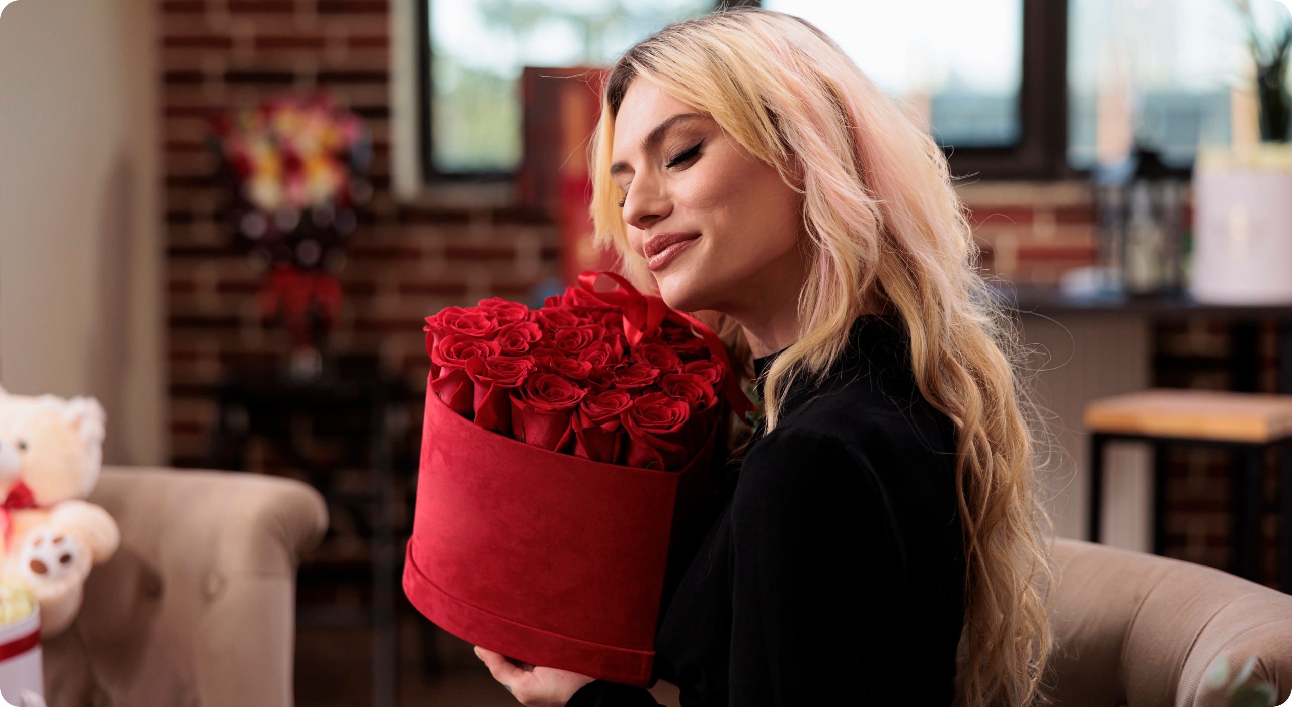 Djevojka drži kutiju s ružama.