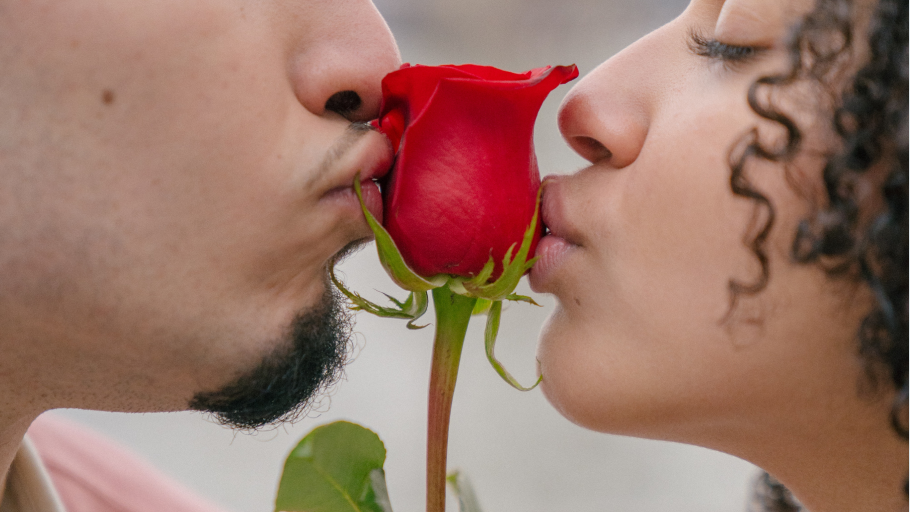 Mladić i djevojka ljube ružu